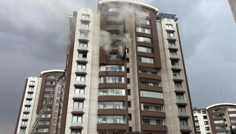 Ankara'daki 14 Katlı Binada Yangın: Gözyaşları ve Korku Dolu Anlar