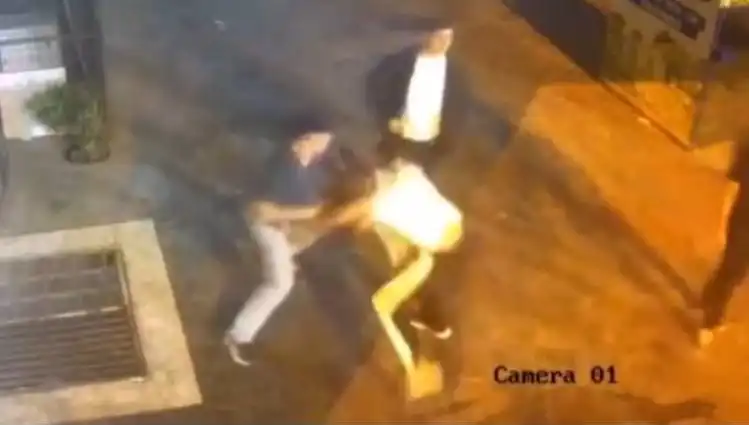 İstanbul Sokaklarında Tekme ve Yumruklarla Dolu Gözler Önünde Kavga