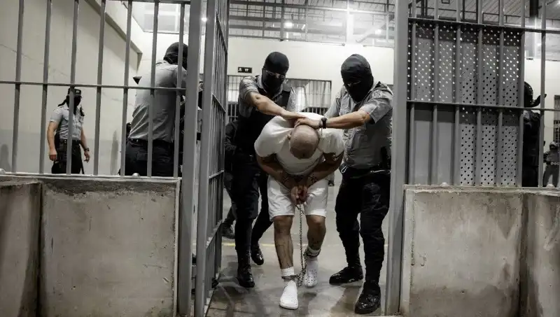 Trump'ın Meydan Okuduğu Karar: El Salvador'daki Göçmenlerin Cehennem İle İmtihanı