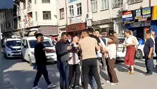 Gazinin Trafikte Darp Edildiği O Anlar Güvenlik Kamerasında Görüntülendi!