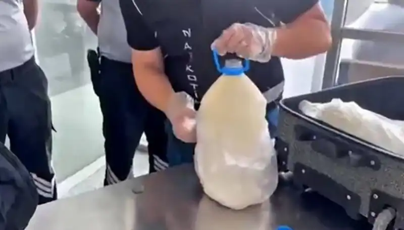 Havalimanında Şoke Eden Kaçakçılık: 12 Kilo 800 Gram Süt Şişesi İçinde Ele Geçirildi
