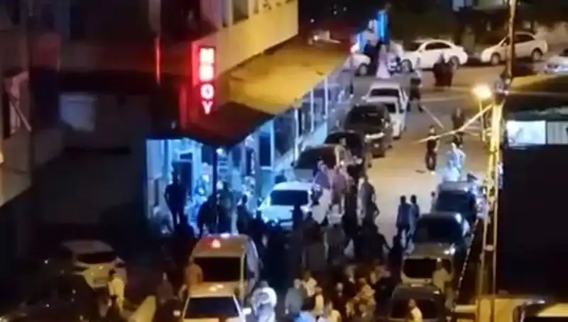 Düğün Çıkışı Şok Edici Kaza: Gelin Arabası Kalabalığın İçine Daldı