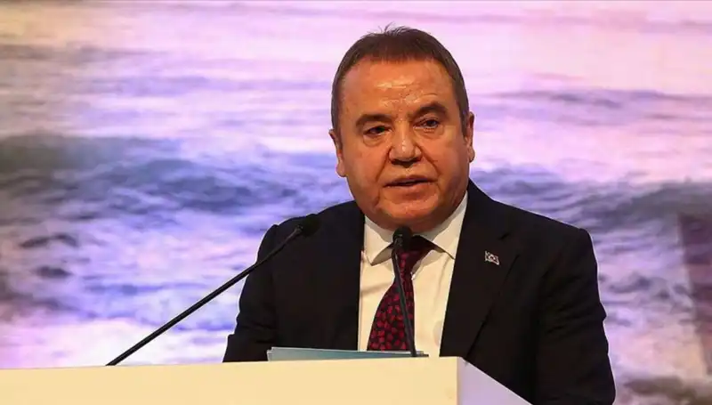 Antalya'nın Seçkin Lideri: Muhittin Böcek ve Hayat Hikayesi