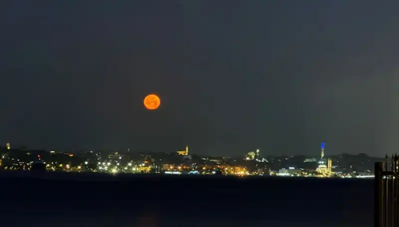 İstanbul'da Çilek Dolunayı: Görsel Bir Şölene Tanıklık Edin!