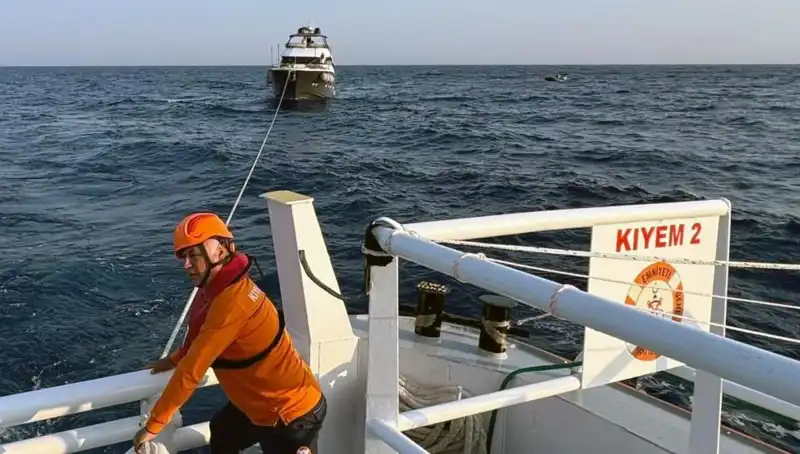 Marmaris Açıklarında Sürüklenen Tekne Büyük Facianın Eşiğinden Döndü