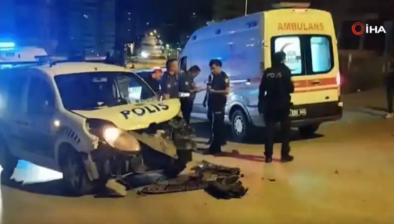 Ankara’da Polis Aracına Çarpan Hafif Ticari Araçta Neler Oldu?