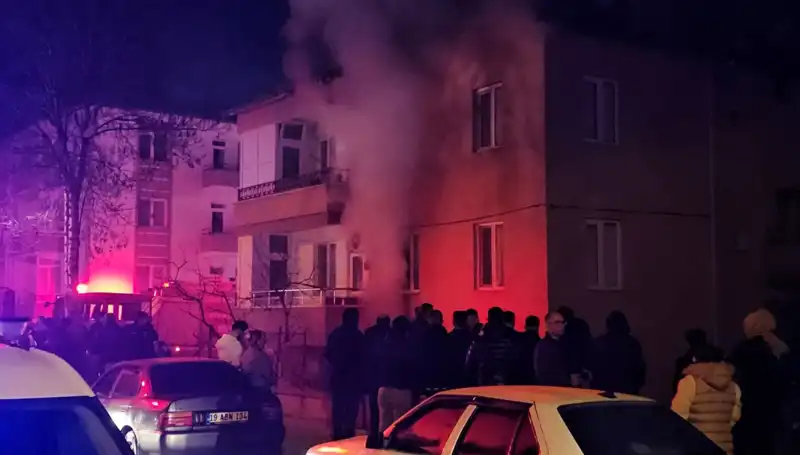 Çorum'da Apartman Bodrumunda Çıkan Yangında 10 Kişi Dumandan Etkilendi