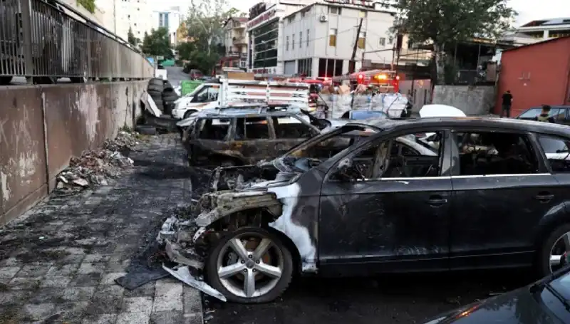 Sanayi Bölgesinde Büyük Yangın: Tamir Bekleyen Araçlar Kül Oldu!