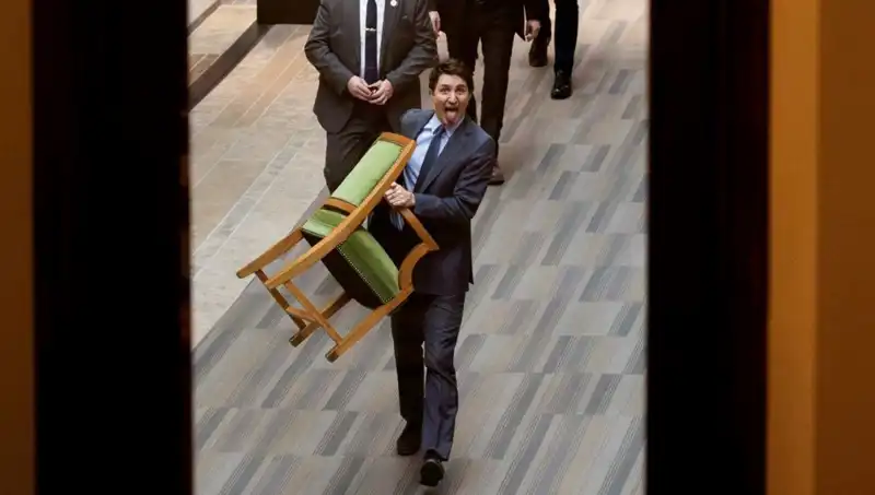 Trudeau'nun Sandalyesini Alarak Gittiği Olay: Halktan Son Çaldı mı?