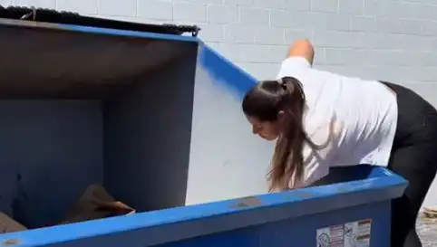 Alışveriş Tutkusunu Terk Eden Kadın, Çöp Karıştırarak 2 Milyon TL Kazandı!