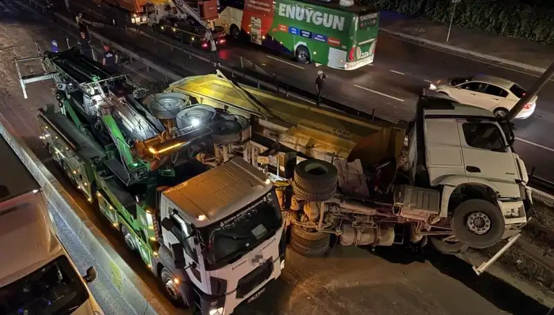 Moloz Yüklü Hafriyat Kamyonu Devrildi: Bölgedeki Durum Nedir?