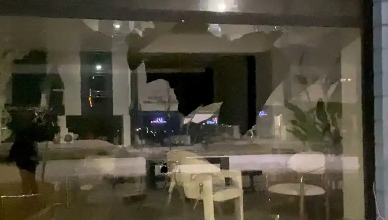 Mobilya Mağazasına Taşlı Saldırı: Güvenlik Kamerası Olayı Kaydetti
