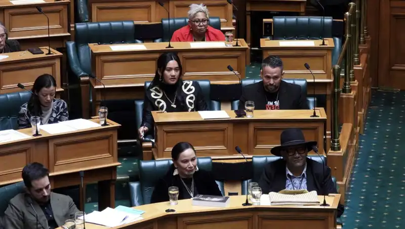 Yeni Zelanda Meclisi, Maori Milletvekillerine Haka Dansı Cezası Verdi