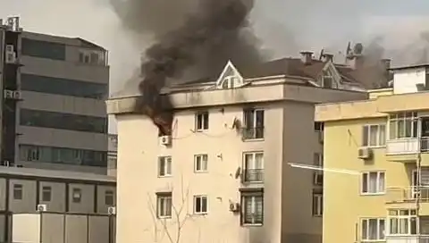 Mecidiyeköy'de Yangın Paniği: Dört Katlı Bina Hızla Alevlere Teslim Oldu