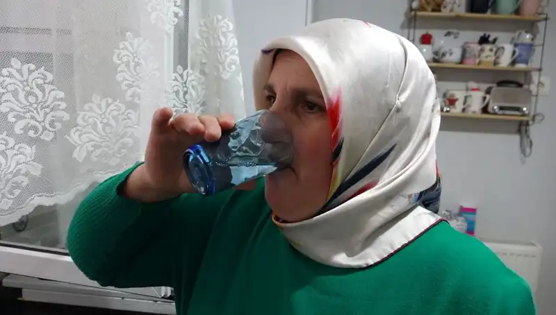 30 Yıldır Nisan Yağmurunun Şifalı Özelliklerini Keşfeden Kadın