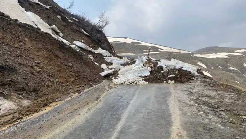 Muş'ta Heyelan Etti, Kapanan Köy Yolu Yeniden Ulaşıma Açıldı