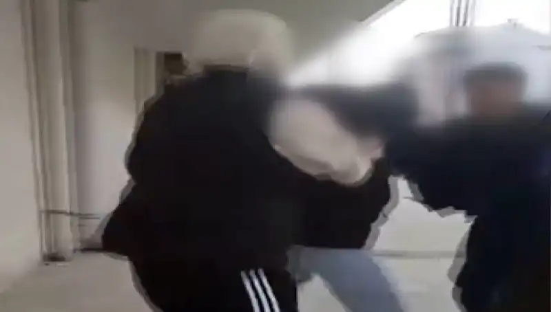 Sokak Ortasında Akran Zorbalığı: Özür ve Şiddet Bir Arada!