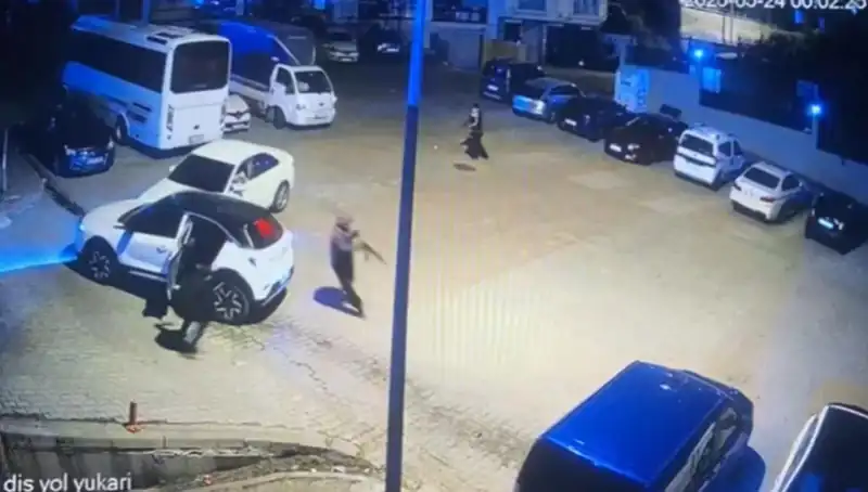 Kağıthane'de Kalaşnikovlu Saldırı: Maskeli Soyguncuların Şok Edici Eylemi