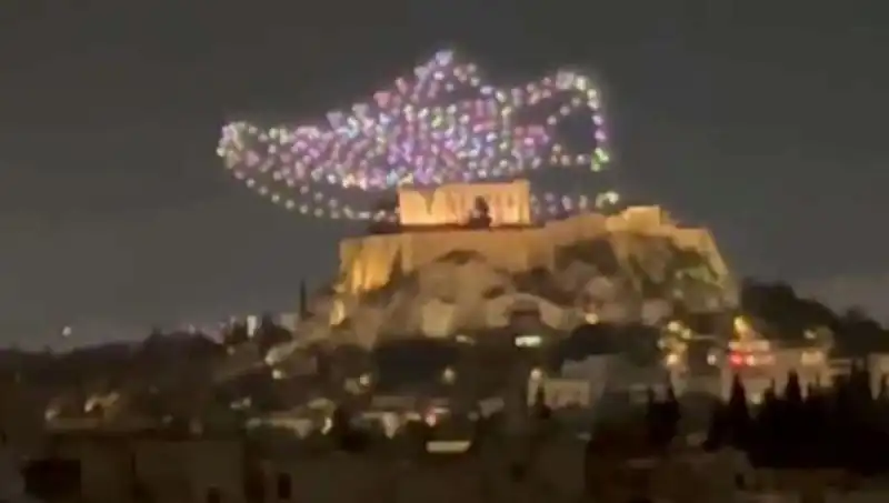 Akropolis Üzerinde Drone ile Yapılan Reklam Faaliyeti Tartışma Yarattı