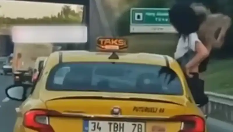 TEM Otoyolu’nda Yaşanan Şok Edici Olay: Taksinin Camından Sarkan Gençler