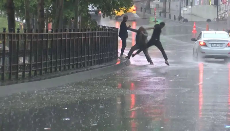 İstanbul ve İzmir İçin Meteorolojiden Kritik Turuncu Kodlu Alarm Açıklandı