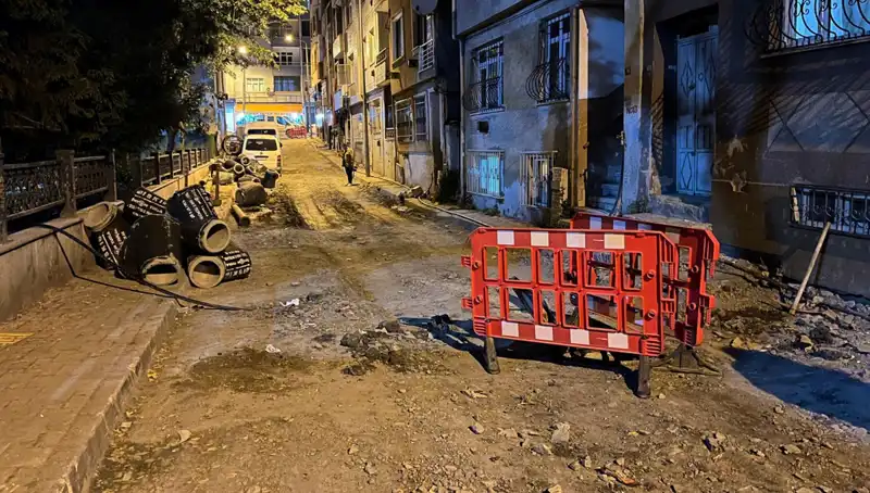 Bayrampaşa’da Altyapı Çalışmalarında Rögar Kapağı Patladı: Olay Yerinde Panik!