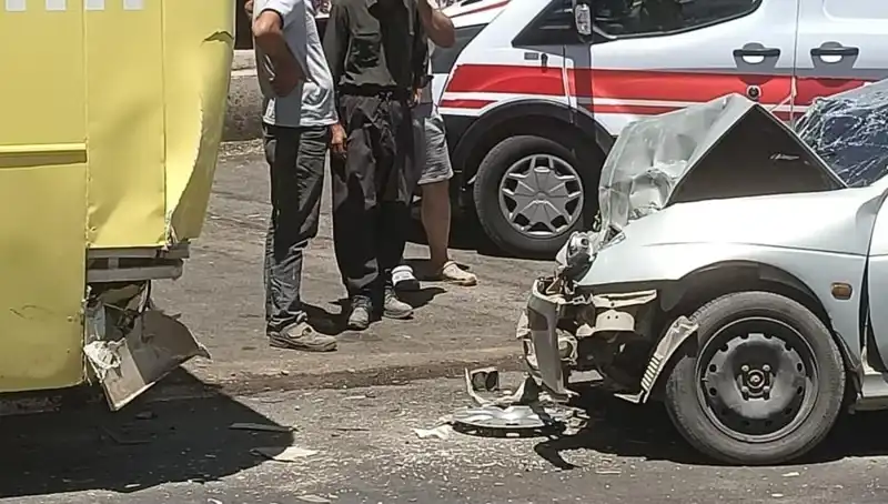 Halk Otobüsü ile Otomobil Çarpıştı: İki Kişi Yaralandı, Detaylar Şok Edici