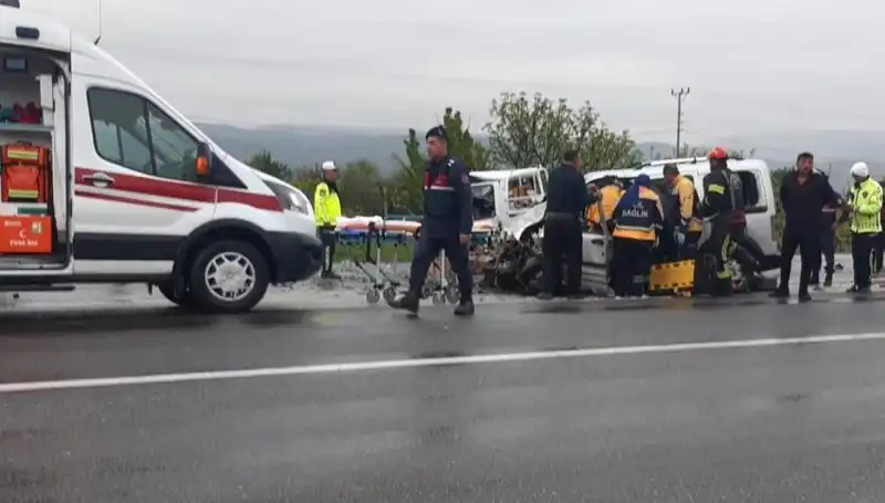 Denizli'de Dehşet Verici Kaza: İki Araç Kafa Kafaya Çarpıştı, 3 Yaralı!