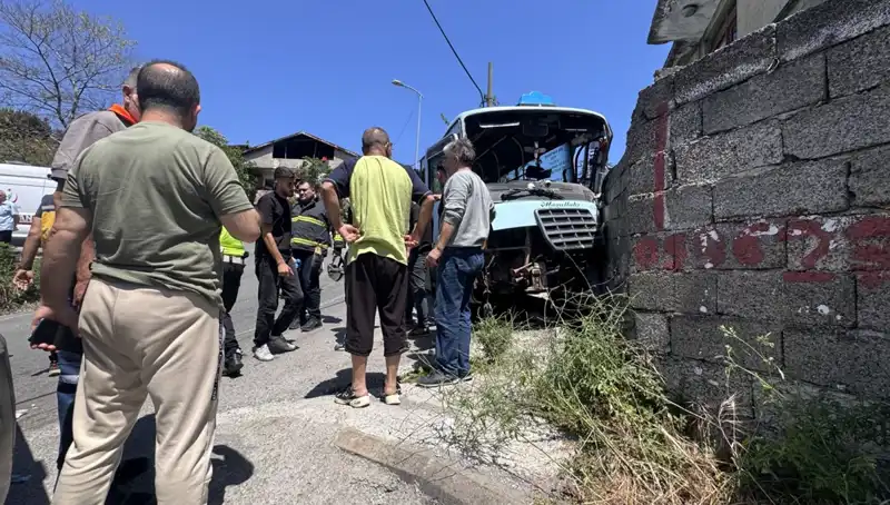 Minibüs Kaza Yaptı: 14 Yaralının Son Durumu Merak Ediliyor
