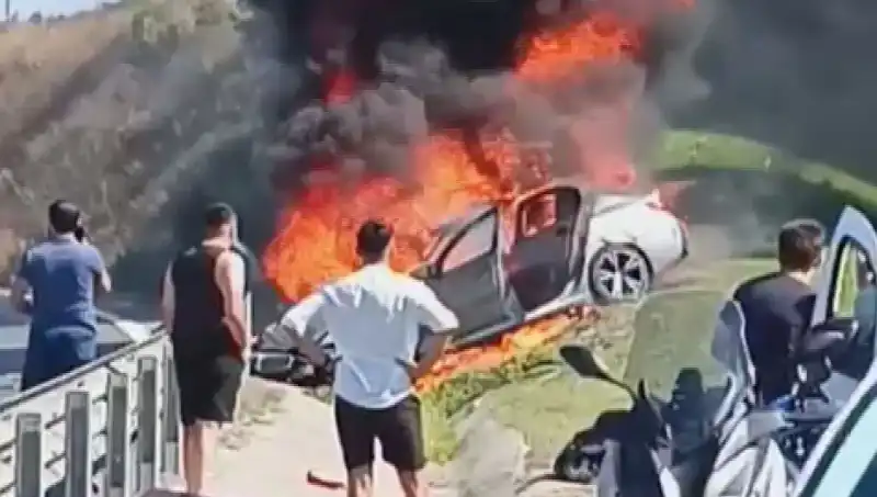 TEM'de Kaza Yapan Otomobil Alev Alev Yandı: Panik Anları Yaşandı