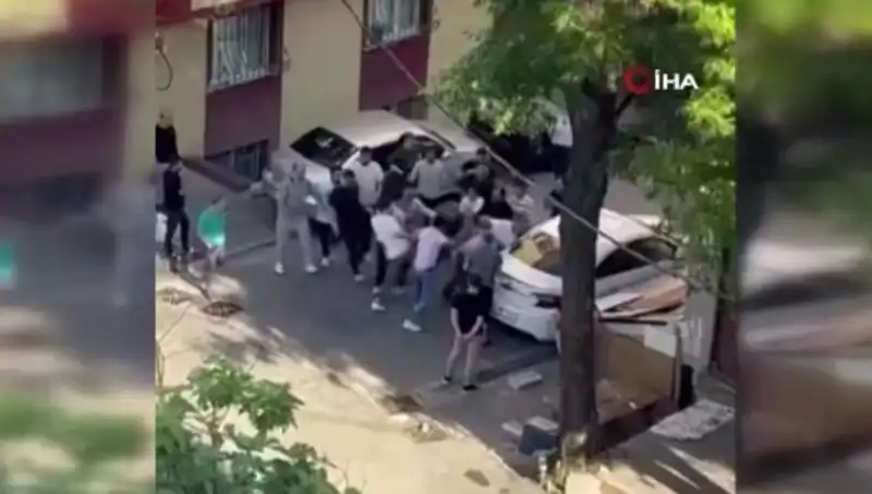 Kapıları Zorlayan Madde Bağımlısına Şehrin Gençlerinden Meydan Dayağı!