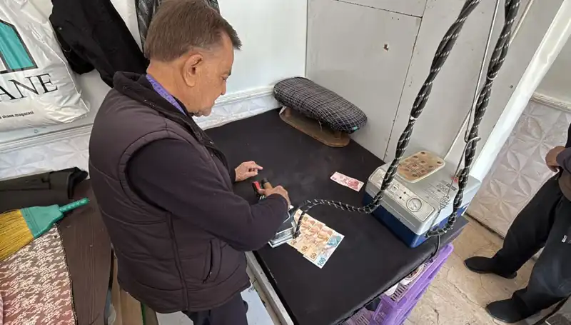 47 Yıllık Terzi Ahmet’in İlginç Rutin: Paraları Ütülüyor!