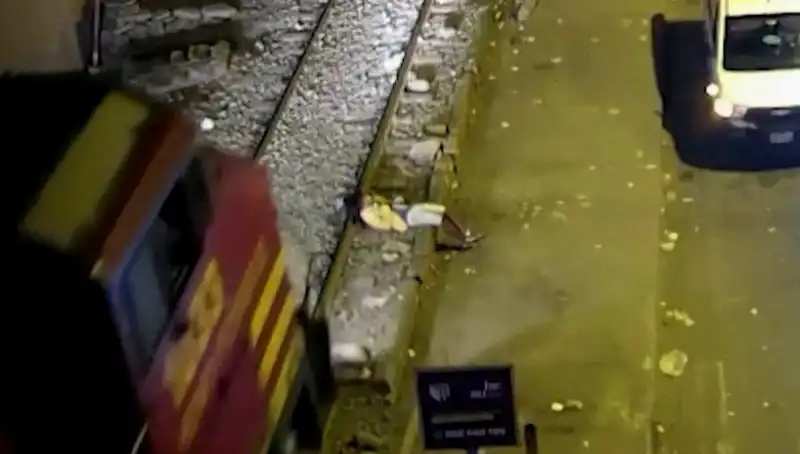 Mucizevi Bir Kurtuluş: Tren Çarptı, Hayatla Dolu Bir İkinci Şans!