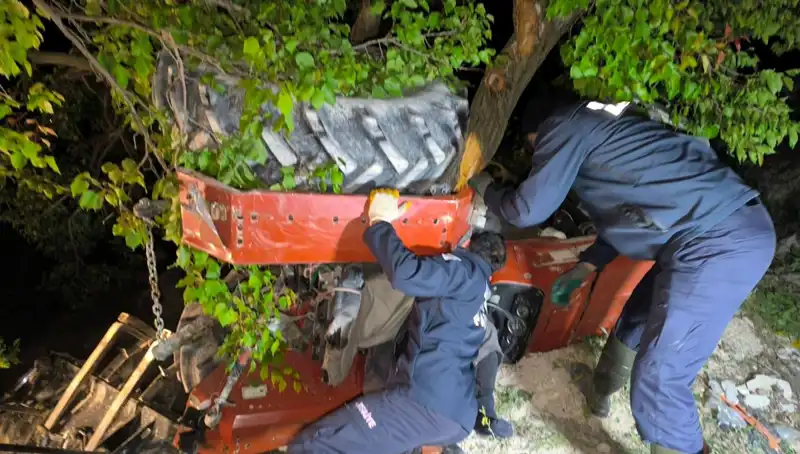 Kontrolden Çıkan Traktör Devrildi: Hayatını Kaybeden Sürücü Gözyaşlarına Boğuldu