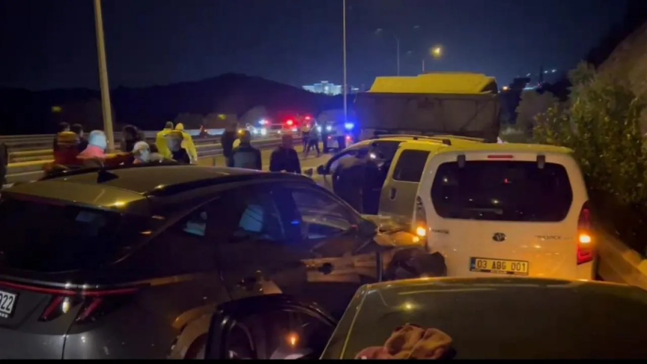 Afyonkarahisar’da Zincirleme Trafik Kazası: 9 Araç Birbirine Girdi, 18 Yaralı