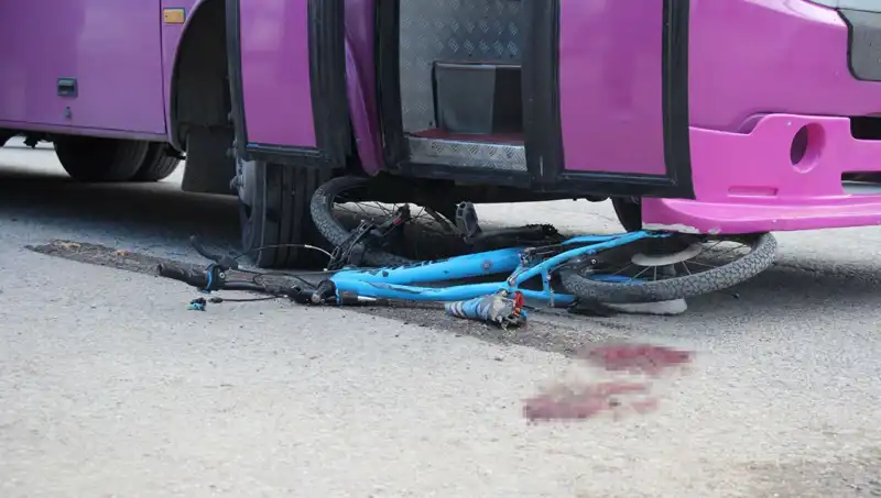 Çocuk Bisikletiyle Sokağa Çıktı, Otobüsün Altında Kaldı: Korku Dolu Anlar!