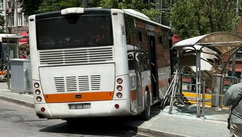 Belediye Otobüsü Tramvay Durağına Daldı: Kaza Anının Şok Edici Detayları