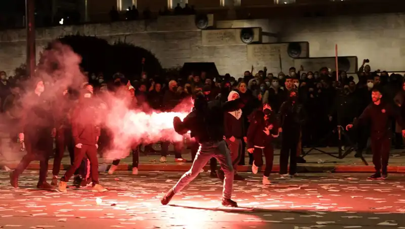 Yunanistan'da Gensoru Krizi: Atina Sokaklarında Protesto Gösterileri Patlak Verdi