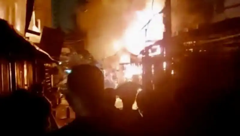 Vietnam’da Amansız Yangın: Sekiz Kişinin Hayatını Kaybetmesine Neden Oldu