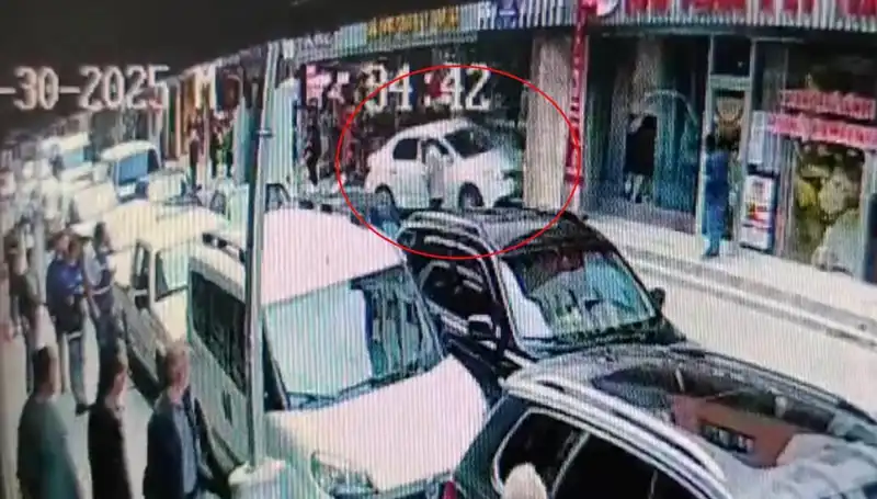 Alkollü Sürücü, Mağazaya Dalarken Çocukları Son Anda Kurtardı!