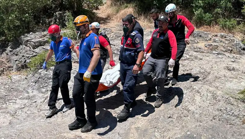 Kayalıkların Arasında Sır Ölüm: Doğanın Korkutucu Yüzü