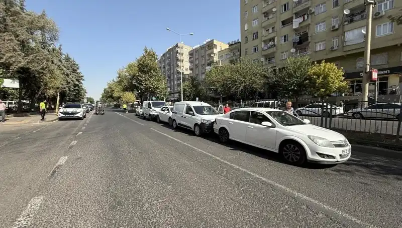 Diyarbakır'da Korkunç Kaza: 5 Araç Birbirine Girdi, Yaralılar Var!