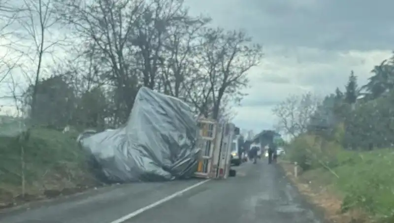 Tekirdağ'da Saman Yüklü TIR Devrildi: İlk Belirlemelere Göre 1 Yaralı