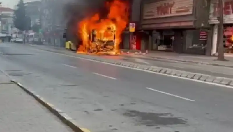 Ümraniye'de Alevlerin Ortasında Korku Dolu Anlar: Ne Oldu?
