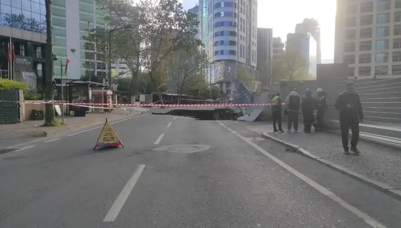 Sarıyer'de Yol Çökmesi: Cadde Acil Olarak Trafiğe Kapandı