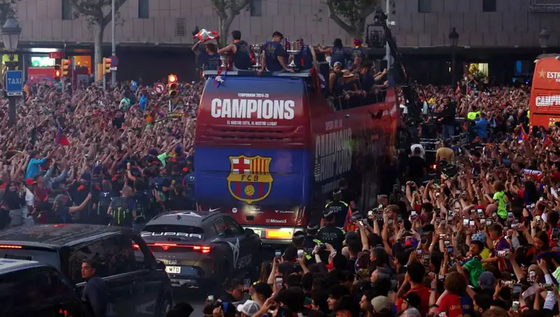 FC Barcelona Futbolcuları, Taraftarlarıyla Unutulmaz Bir Buluşma Gerçekleştirdi
