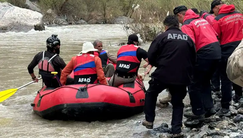 Zap Suyu'nda Mahsur Kalan 4 Kişi Kurtarıldı