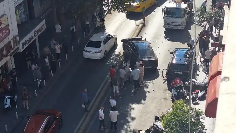 İranlı Sürücü Trafikte Kaos Yaratırken Aşırı Hızla Gözleri Düzeltmeye Çalıştı