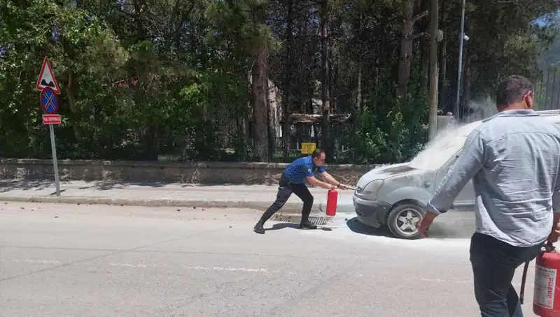 Emniyet Binası Önünde Yangın: Araç Kısa Sürede Söndürüldü