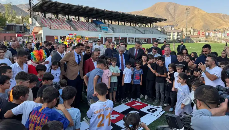Hakkari'deki Anadolu Şenliği, Kültürel Zenginliği ve Coşkuyu Bir Araya Getirdi